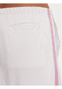 Guess Spodnie dresowe V4GB03 KC5R0 Biały Relaxed Fit. Kolor: biały. Materiał: syntetyk