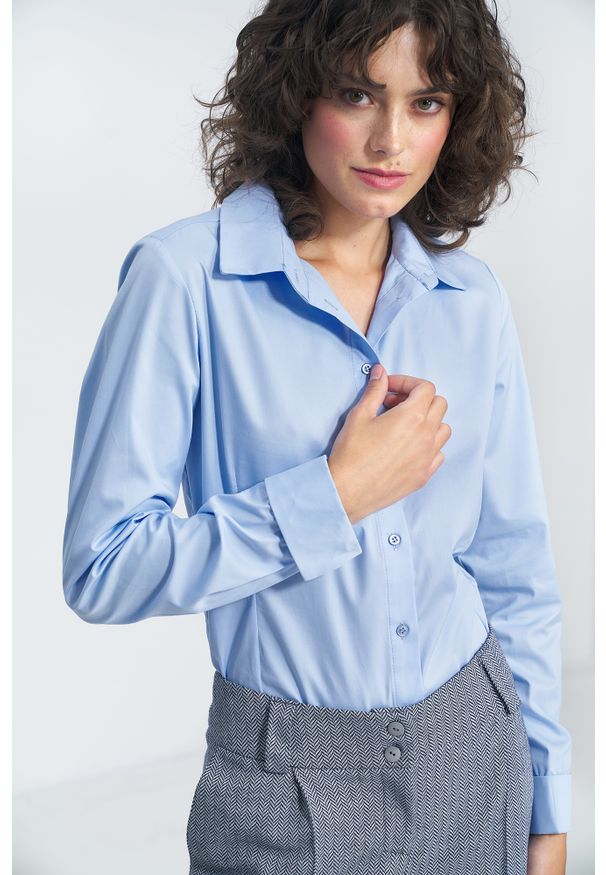 Nife - Klasyczna Koszula z Długim Rękawem - Błękitna. Kolor: niebieski. Materiał: bawełna, poliester. Długość rękawa: długi rękaw. Długość: długie. Styl: klasyczny