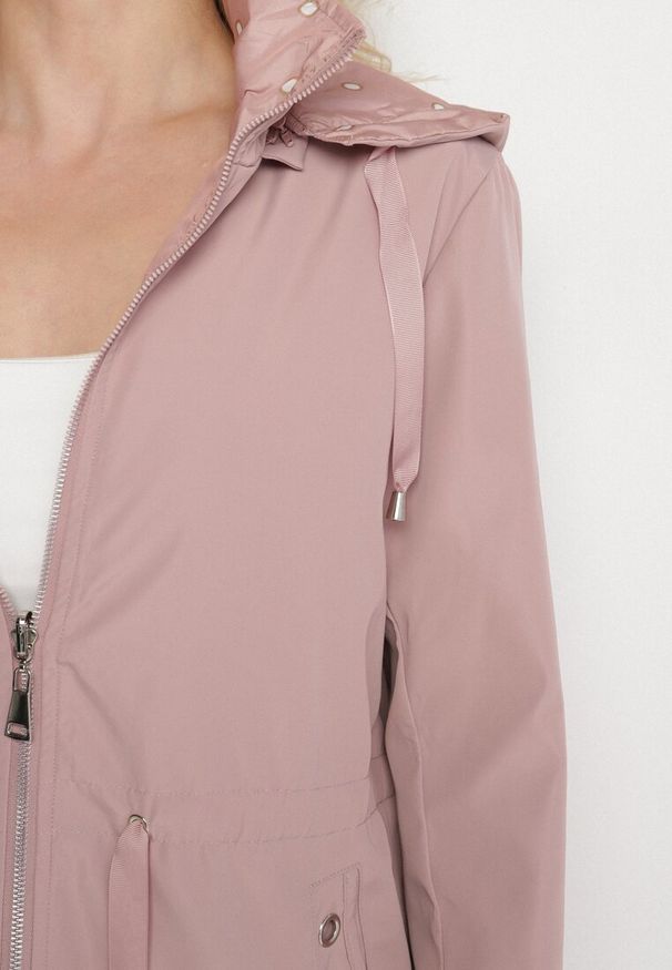Born2be - Ciemnoróżowa Kurtka Parka Dwustronna ze Ściągaczem w Talii i Kapturem Tillisaya. Okazja: na co dzień. Kolor: różowy. Materiał: jeans. Sezon: jesień, wiosna. Styl: elegancki, casual