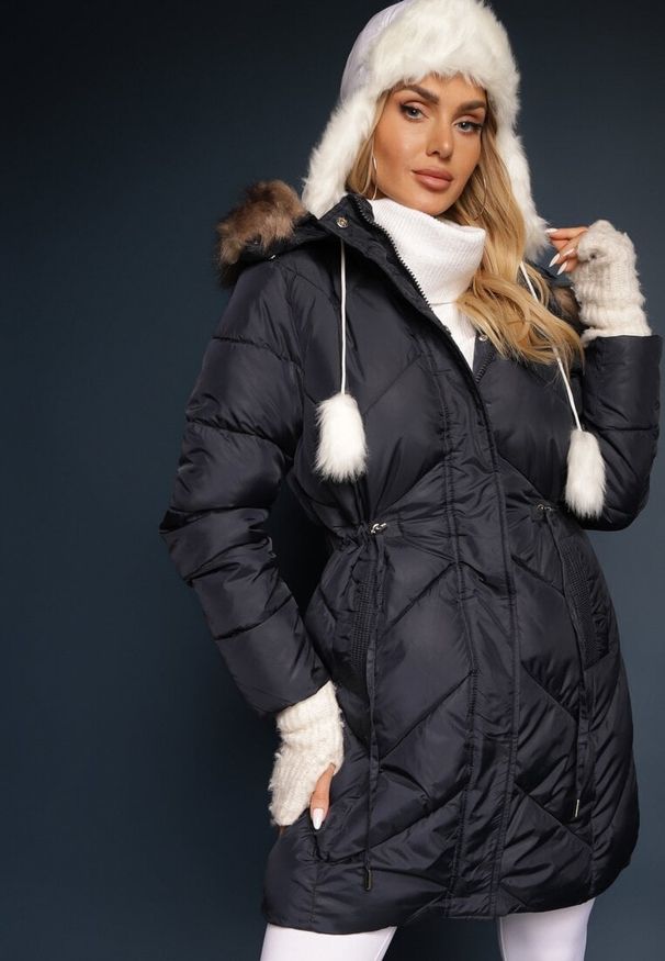 Renee - Granatowa Długa Pikowana Kurtka w Stylu Parki z Troczkiem w Pasie i Sztucznym Futerkiem Abelasa. Okazja: na co dzień. Kolor: niebieski. Materiał: futro. Długość: długie. Sezon: zima. Styl: klasyczny, casual, street