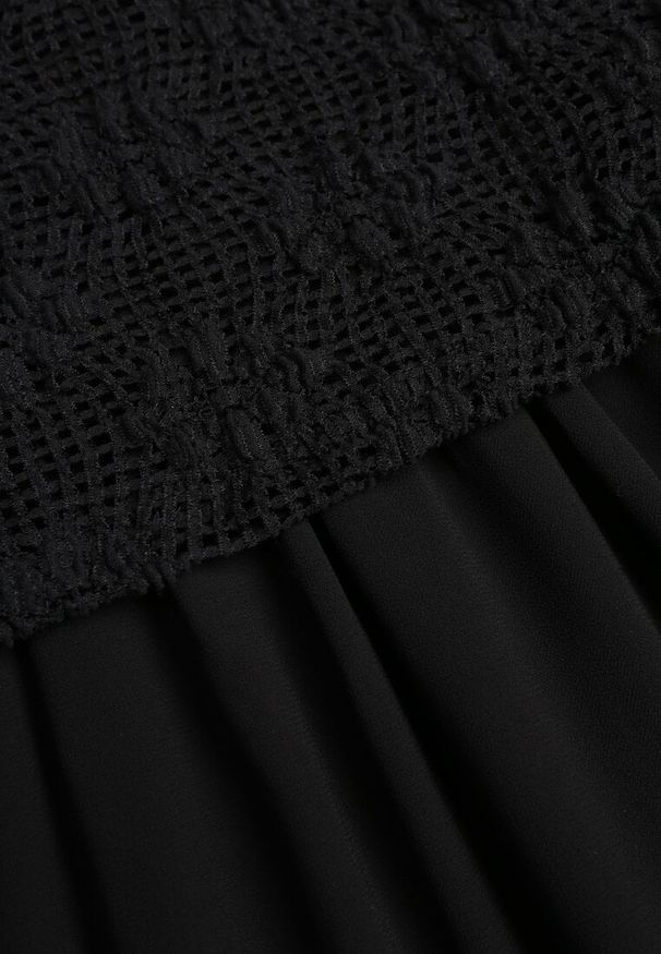 Renee - Czarna Ażurowa Sukienka z Transparentnym Dołem i Usztywnionymi Ramionami Semiris. Kolor: czarny. Wzór: ażurowy. Styl: klasyczny