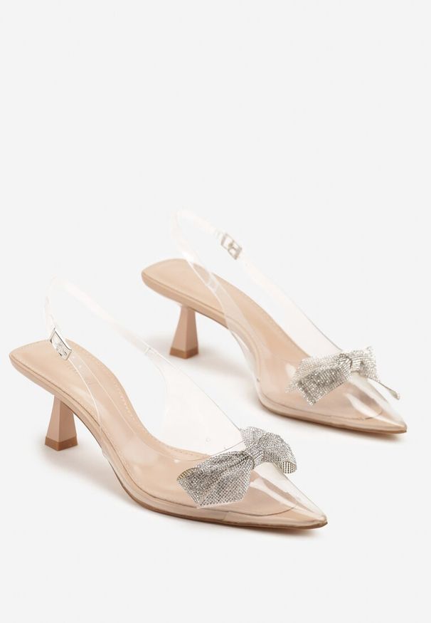 Renee - Beżowe Transparentne Sandały na Kaczuszce Slingback z Cyrkonii i Kokardą Banolia. Zapięcie: sprzączka. Kolor: beżowy. Obcas: na szpilce. Styl: wizytowy. Wysokość obcasa: średni
