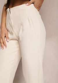 Renee - Jasnobeżowe Spodnie z Prostymi Nogawkami i Imitacją Kieszeni Viarvi. Kolor: beżowy. Styl: elegancki #5