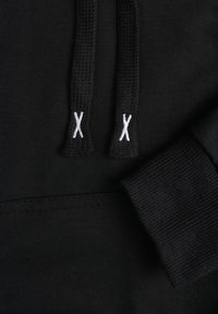 Born2be - Czarna Bluza z Dodatkiem Bawełny z Kapturem Wykończona Ściągaczami Evista. Okazja: na co dzień, na spotkanie biznesowe. Typ kołnierza: kaptur. Kolor: czarny. Materiał: bawełna. Styl: casual, biznesowy, elegancki #2