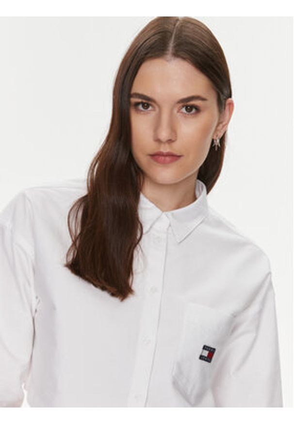 Tommy Jeans Koszula Badge DW0DW17345 Biały Relaxed Fit. Kolor: biały. Materiał: bawełna