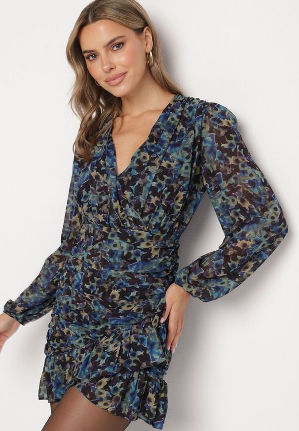 Born2be - Czarno-Niebieska Dopasowana Sukienka w Kwiaty z Marszczeniem i Falbankami Mirilia. Okazja: na co dzień. Typ kołnierza: kołnierz z falbankami. Kolor: czarny. Materiał: jeans. Wzór: kwiaty. Styl: casual