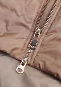 Born2be - Jasnobrązowa Pikowana Kurtka Przejściowa Parka z Kapturem o Długim Kroju z Ozdobą Isaline. Okazja: na co dzień. Typ kołnierza: kaptur. Kolor: brązowy. Materiał: poliester, dresówka. Długość: długie. Wzór: aplikacja. Styl: casual, klasyczny #2