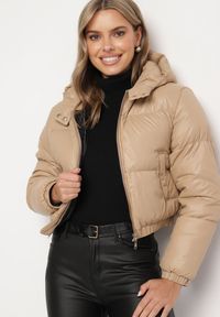 Born2be - Ciemnobeżowa Kurtka Pikowana o Krótkim Fasonie z Kapturem Tinthella. Okazja: na spacer, na co dzień. Typ kołnierza: kaptur. Kolor: beżowy. Materiał: jeans. Długość: krótkie. Wzór: aplikacja. Styl: casual, elegancki #3