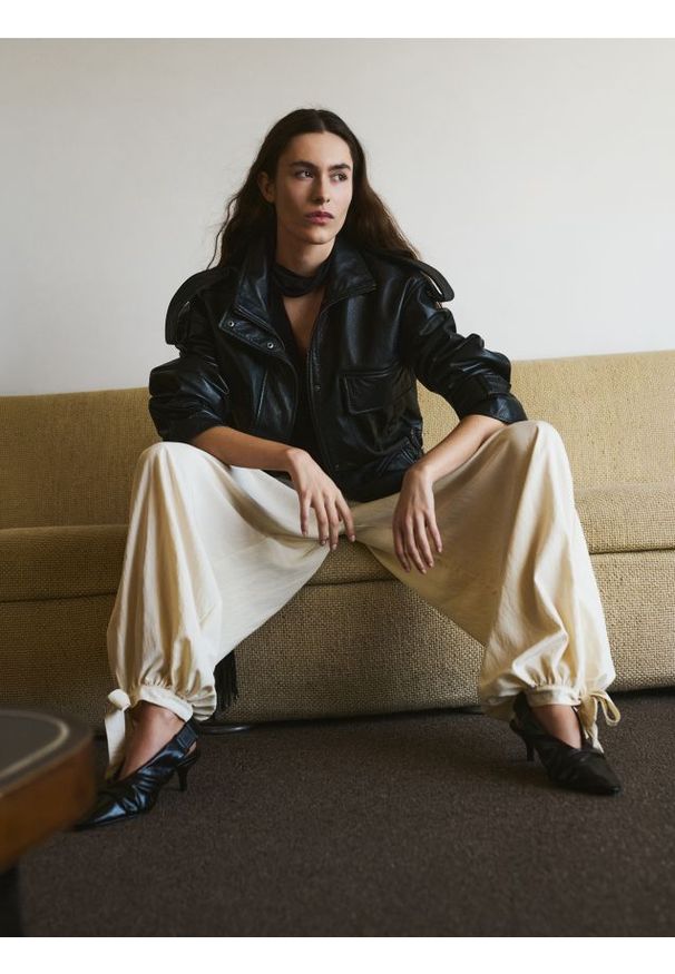 Reserved - Spodnie z wiązaniami na nogawkach - złamana biel. Materiał: tkanina, wiskoza