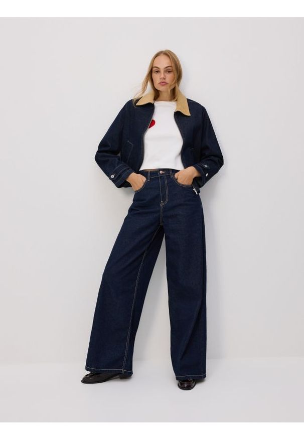 Reserved - Jeansy wide leg - granatowy. Kolor: niebieski
