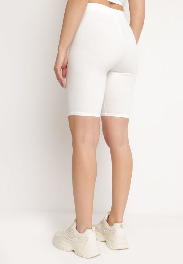 Born2be - Białe Bawełniane Szorty Kolarki przed Kolano z Elastyczną Gumką w Pasie Harmmonia. Okazja: na co dzień. Kolor: biały. Materiał: bawełna. Styl: casual, elegancki