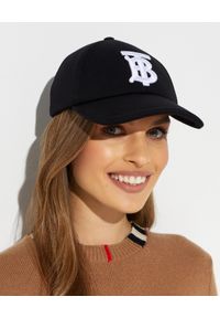 Burberry - BURBERRY - Czarna czapka z monogramem. Kolor: czarny. Materiał: bawełna. Wzór: haft