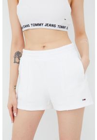 Tommy Jeans szorty bawełniane damskie kolor biały gładkie high waist. Okazja: na co dzień. Stan: podwyższony. Kolor: biały. Materiał: bawełna. Wzór: gładki. Styl: casual