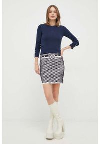 Guess sweter damski kolor granatowy lekki. Okazja: na co dzień. Kolor: niebieski. Materiał: materiał, dzianina, wiskoza. Długość rękawa: długi rękaw. Długość: długie. Styl: casual