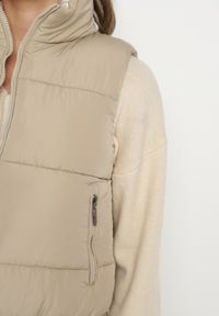 Born2be - Ciemnobeżowa Pikowana Kamizelka z Ozdobną Podszewką Olianela. Okazja: na co dzień, na spacer. Kolor: beżowy. Materiał: jeans. Wzór: aplikacja. Styl: casual, elegancki #3