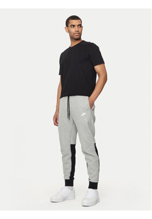 Nike Spodnie dresowe FB8002 Szary Slim Fit. Kolor: szary. Materiał: bawełna