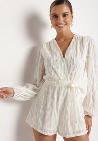 Born2be - jasnobeżowy Kombinezon o Kopertowym Kroju Zdobiony Błyszczącą Nitką i Wiązany w Pasie Venvina. Kolor: beżowy. Materiał: skóra. Wzór: aplikacja. Styl: elegancki #4