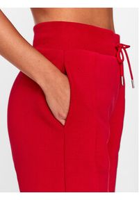 Guess Spodnie dresowe V3BB14 KBXX1 Czerwony Regular Fit. Kolor: czerwony. Materiał: bawełna #4