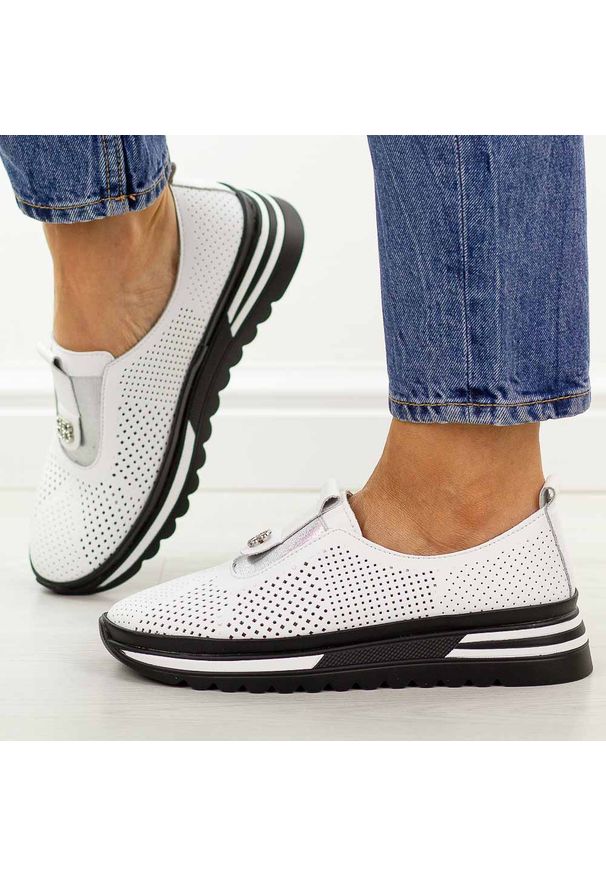 Białe ażurowe skórzane półbuty damskie S.Barski 7092. Okazja: na spacer, na co dzień. Nosek buta: okrągły. Zapięcie: bez zapięcia. Kolor: biały. Szerokość cholewki: normalna. Wzór: ażurowy. Materiał: skóra. Sezon: wiosna, jesień, lato. Styl: casual, elegancki, sportowy, klasyczny