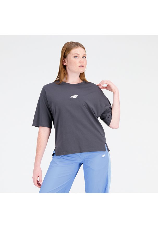 Koszulka damska New Balance WT31511ACK – czarna. Kolor: czarny. Materiał: materiał, bawełna. Długość rękawa: krótki rękaw. Długość: krótkie