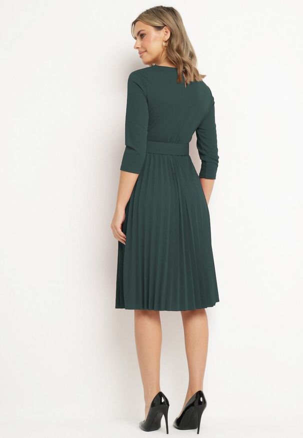 Born2be - Ciemnozielona Rozkloszowana Sukienka z Plisami i Paskiem z Klamrą Lennoria. Okazja: do pracy, na spotkanie biznesowe. Kolor: zielony. Typ sukienki: rozkloszowane. Styl: biznesowy, elegancki