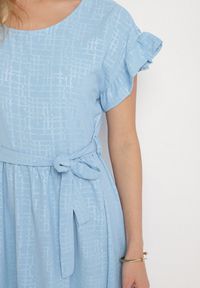 Born2be - Jasnoniebieska Sukienka Ozdobiona Falbankami i Paskiem Izulira. Typ kołnierza: kołnierz z falbankami. Kolor: niebieski. Wzór: aplikacja. Styl: elegancki #3