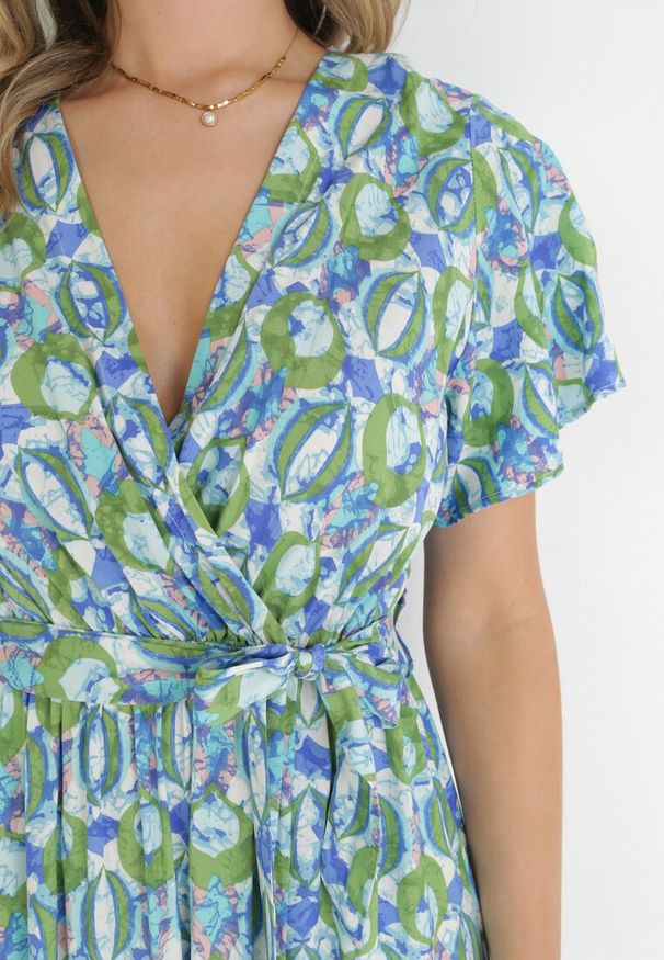 Born2be - Zielona Sukienka Maxi z Wiskozy i Wiązanym Paskiem Ambrinta. Typ kołnierza: dekolt kopertowy. Kolor: zielony. Materiał: wiskoza. Typ sukienki: kopertowe. Długość: maxi