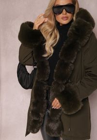 Renee - Ciemnozielona Kurtka Parka ze Ściągaczem i Kapturem z Futerkiem Bellad. Kolor: zielony. Materiał: futro. Wzór: aplikacja