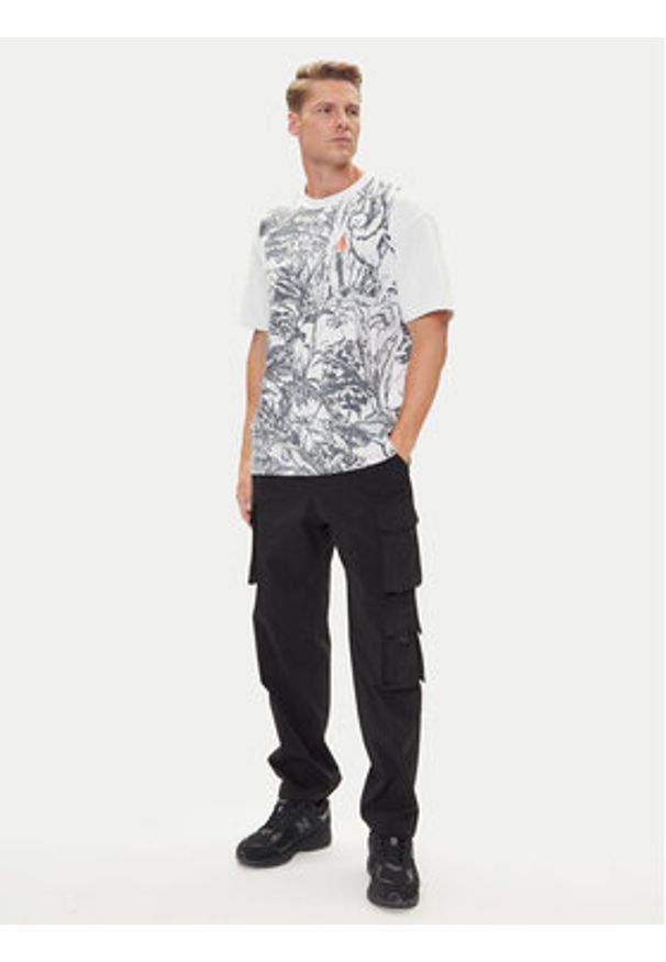 Nike T-Shirt Acg HJ0882 Biały Regular Fit. Kolor: biały. Materiał: bawełna