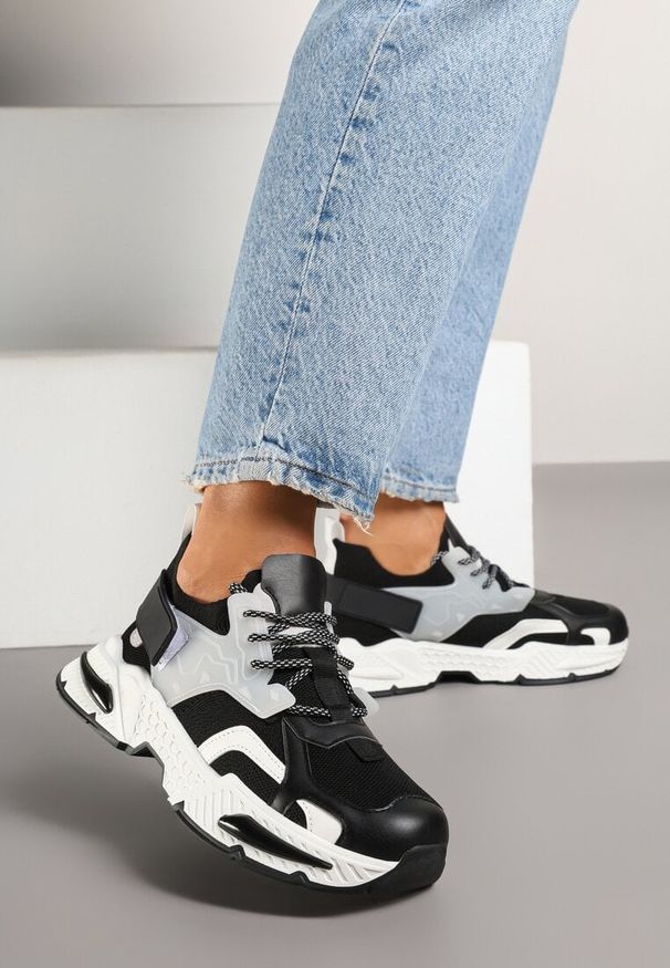 Born2be - Czarne Sneakersy Streetwearowe na Podeszwie z Tłoczeniami i Rzepem Zilanne. Okazja: na co dzień. Zapięcie: rzepy. Kolor: czarny. Materiał: jeans. Obcas: na płaskiej podeszwie