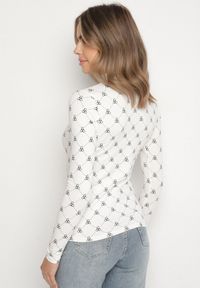 Born2be - Biała Bawełniana Bluzka z Półgolfem Typu Longsleeve z Geometrycznym Wzorem Tilianna. Okazja: na imprezę, na spotkanie biznesowe, do pracy, na co dzień. Kolor: biały. Materiał: bawełna. Długość rękawa: długi rękaw. Wzór: geometria. Styl: klasyczny, biznesowy, casual, elegancki #4