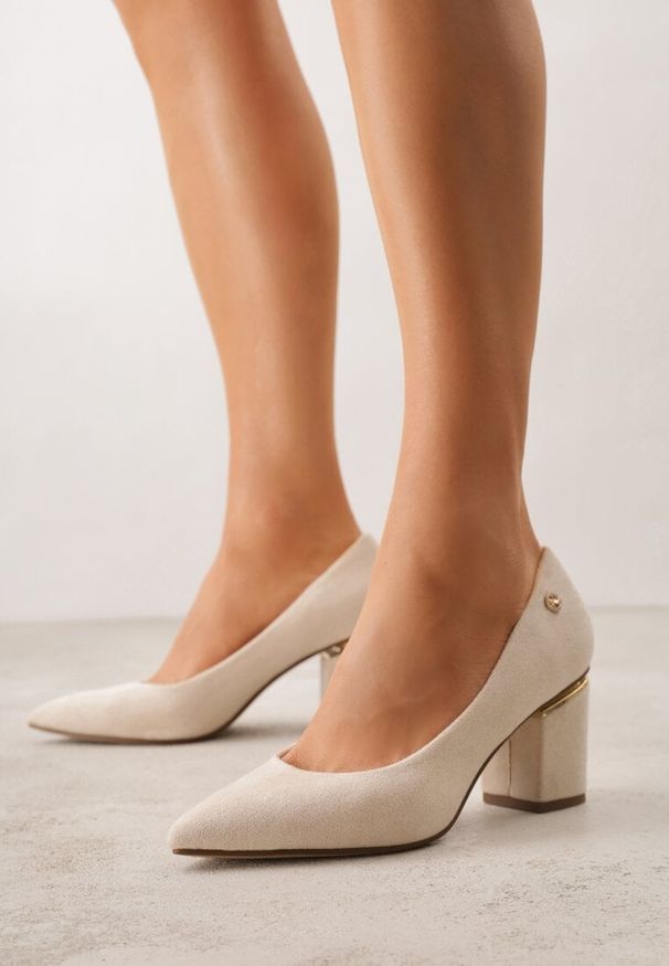 Renee - Beżowe Czółenka na Słupku z Wkładką ze Skóry Naturalnej i Metaliczną Ozdobą Dynaste. Kolor: beżowy. Materiał: skóra. Wzór: aplikacja. Obcas: na słupku. Styl: elegancki