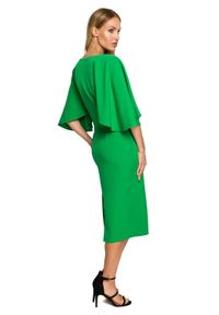 Sukienki.shop - Sukienka elegancka ołówkowa z szerokimi rękawami zielona z pelerynką. Okazja: na ślub cywilny, na wesele, na komunię. Kolor: zielony. Typ sukienki: ołówkowe. Styl: elegancki