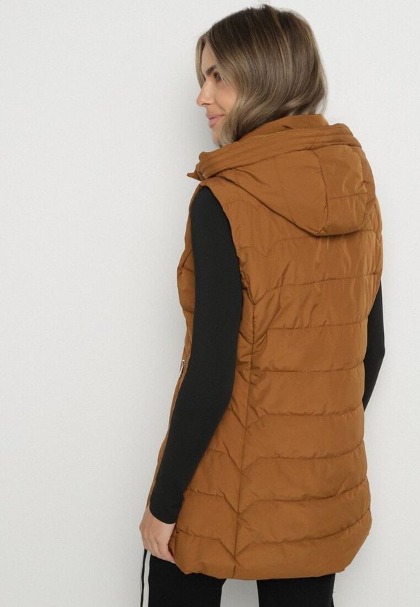 Born2be - Brązowa Przejściowa Kamizelka o Taliowanym Kroju z Kapturem Olendra. Okazja: na co dzień, na spacer. Typ kołnierza: kaptur. Kolor: brązowy. Materiał: jeans, poliester. Styl: sportowy, klasyczny, casual