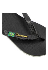 Czarne Japonki Ipanema Stylowe Obuwie. Okazja: na plażę, na spacer, na co dzień. Kolor: czarny. Materiał: materiał. Wzór: paski. Sezon: lato. Styl: elegancki #7