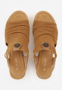 Born2be - Jasnobrązowe Sandały na Koturnie z Marszczoną Cholewką i Metaliczną Aplikacją Teodlar. Zapięcie: bez zapięcia. Kolor: brązowy. Materiał: jeans, len. Wzór: aplikacja. Sezon: lato. Obcas: na koturnie. Styl: boho. Wysokość obcasa: średni #9