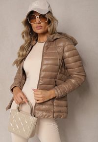 Renee - Ciemnobeżowa Pikowana Kurtka z Odpinanym Kapturem Telianna. Kolor: beżowy. Styl: elegancki