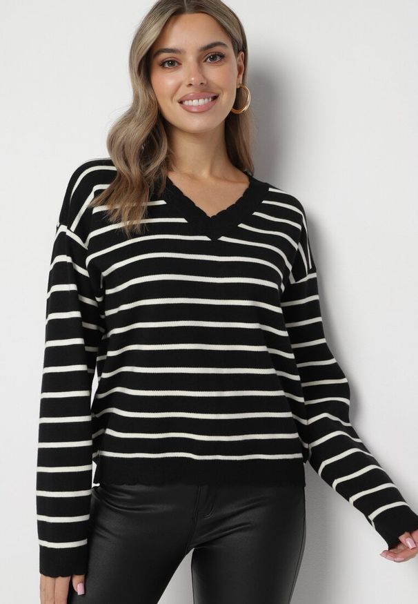 Born2be - Czarno-Beżowy Sweter z Wiskozą w Paski Zakończony Ściągaczami Irimoria. Okazja: na co dzień, do pracy. Kolor: czarny. Materiał: wiskoza. Długość rękawa: długi rękaw. Długość: długie. Wzór: paski. Styl: sportowy, klasyczny, elegancki, casual