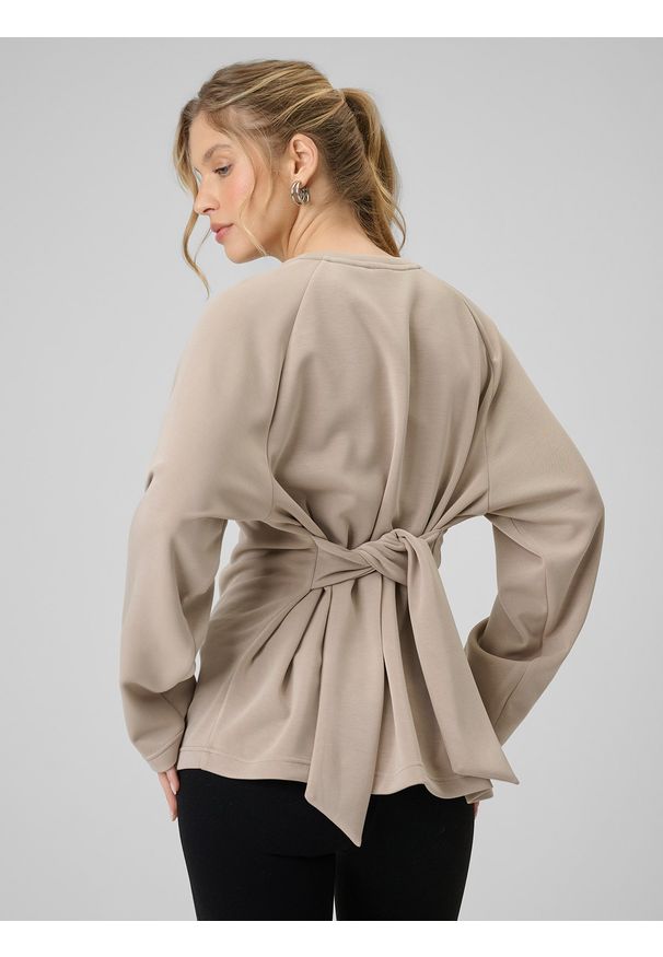 4f - 4F Bluza regular z wiązaniem i modalem damska - beżowa XS. Okazja: na co dzień, do domu. Kolor: beżowy. Materiał: dzianina, materiał. Długość rękawa: raglanowy rękaw. Wzór: gładki. Styl: casual