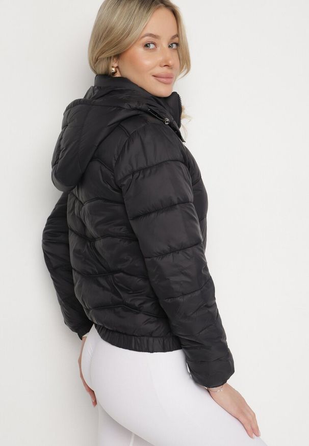 Born2be - Czarna Pikowana Kurtka z Odpinanym Kapturem Milvesia. Okazja: na co dzień. Kolor: czarny. Materiał: jeans. Długość: krótkie. Styl: elegancki, casual