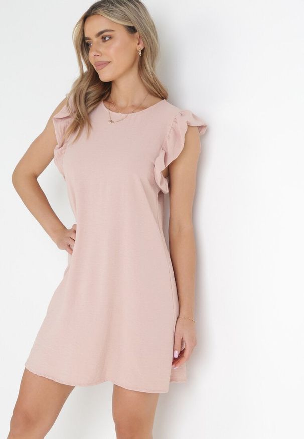 Born2be - Różowa Pudełkowa Sukienka Mini z Falbankami przy Ramionach Alizea. Typ kołnierza: kołnierz z falbankami. Kolor: różowy. Sezon: wiosna, lato. Długość: mini