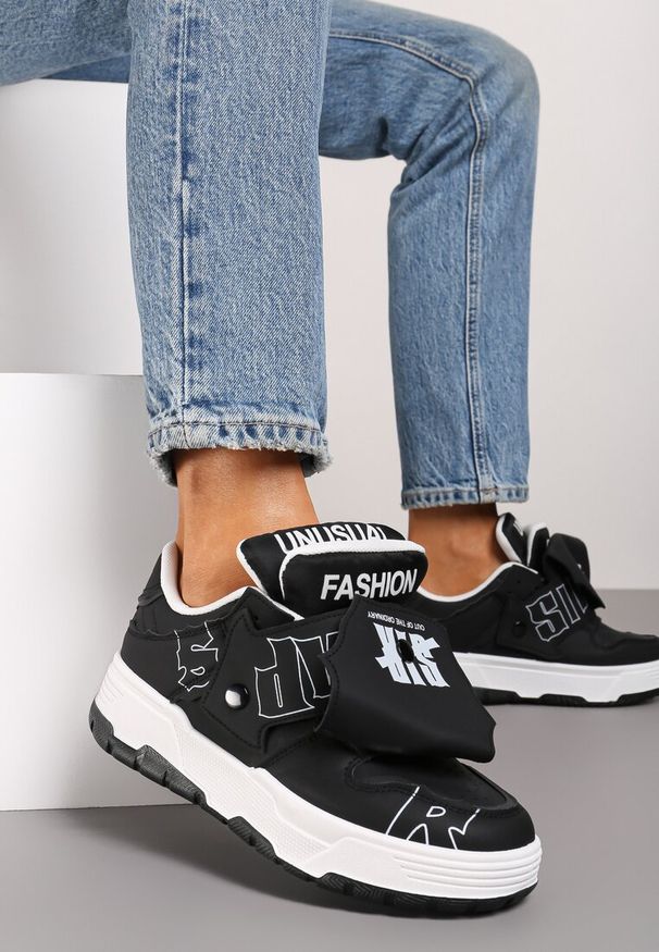 Born2be - Czarne Płaskie Sznurowane Sneakersy z Napisami Friefra. Nosek buta: okrągły. Zapięcie: sznurówki. Kolor: czarny. Materiał: materiał. Wzór: napisy. Obcas: na obcasie. Wysokość obcasa: niski