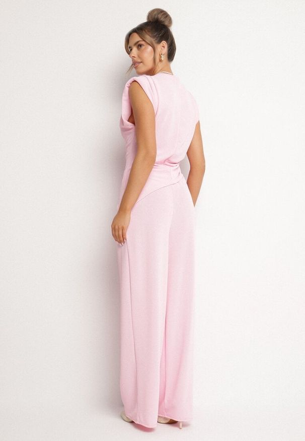 Born2be - Różowy Komplet Bluzka z Zaznaczonymi Ramionami i Spodnie Szerokie na Gumce Divaires. Kolor: różowy