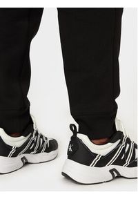 Calvin Klein Jeans Spodnie dresowe Monologo J30J325658 Czarny Regular Fit. Kolor: czarny. Materiał: bawełna #5