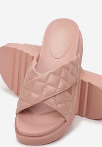 Born2be - Różowe Klapki Dananassa. Nosek buta: okrągły. Kolor: różowy. Materiał: guma. Wzór: aplikacja, paski. Obcas: na platformie #6
