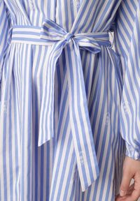 Born2be - Niebieska Pudełkowa Sukienka z Bawełny Zdobiona Haftem i Wiązanym Paskiem Nahssa. Okazja: do pracy, na co dzień, na spotkanie biznesowe, na spacer. Kolor: niebieski. Materiał: bawełna. Wzór: aplikacja, haft. Typ sukienki: proste. Styl: elegancki, biznesowy, casual #6