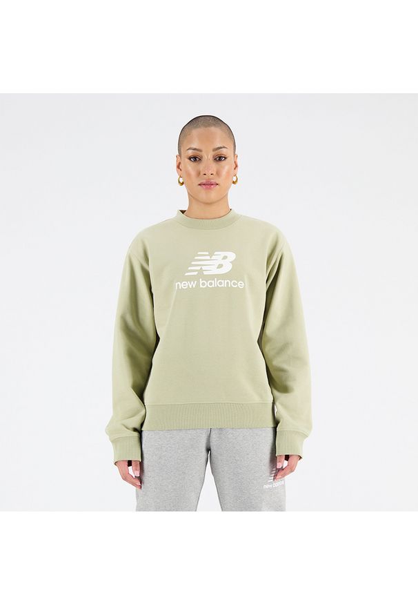 Bluza damska New Balance WT31532FUG – zielona. Typ kołnierza: bez kaptura. Kolor: zielony. Materiał: dresówka, materiał, poliester, prążkowany, bawełna. Wzór: napisy