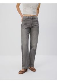Reserved - Jeansy straight leg - jasnoszary. Kolor: szary. Materiał: jeans