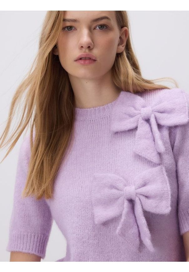 Reserved - Sweter z kokardami - fioletowy. Typ kołnierza: kokarda. Kolor: fioletowy. Materiał: dzianina, wełna