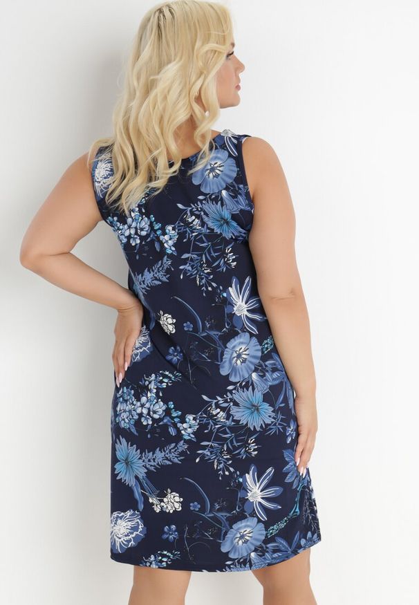 Born2be - Granatowa Sukienka Sartre. Kolekcja: plus size. Kolor: niebieski. Wzór: kwiaty. Typ sukienki: dla puszystych. Materiał: bawełna, dzianina. Długość rękawa: na ramiączkach. Sezon: lato. Styl: klasyczny. Długość: midi